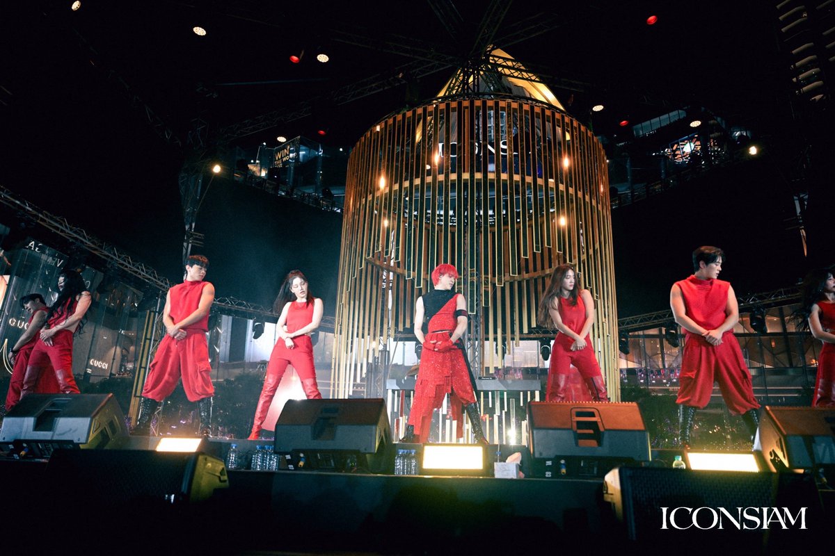 iconsiam's tweet photo. เคานต์ดาวน์ปีนี้ ทุกคนที่ไอคอนสยามมี BamBam เป็นของตัวเอง 😊 
ภาพบรรยากาศคอนเส���ร์ตของ BamBam ในงาน #AmazingThailandCountdown2024 ที่มาพร้อมเซอร์ไพรส์สุดอลังการบนเวทีแบบ 360 degree center stage

#ICONSIAM #ICONSIAMCountdown2024 #BamBam #ICONSIAMxBamBam https://t.co/WELFndKtl5