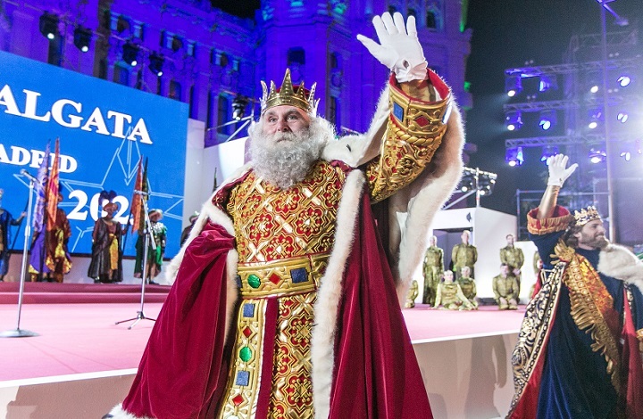 JMDBarajas's tweet photo. 👑 Los 21 distritos de #Madrid reciben a los #ReyesMagos. Muchos de ellos tienen la fortuna de que Melchor, Gaspar y Baltasar pasen por sus calles. 
✅ Te contamos las cabalgatas en las que puedes acompañarles.

 👉🏼https://t.co/khmruABXmn https://t.co/hH8vHvmcND