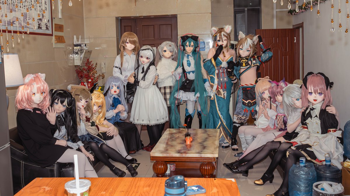 第一次组织聚会，很多地方招待不周。
办得非常匆忙，虽然说是跨年聚会但也没提前想好对应的活动。总之是谢谢大家过来参与了。
合照从左到右分别是：
Hiro猫<a href="/Sanpuka_Hukuko/">叁糊香</a>黑发自设<a href="/404Nicht191/">404😋</a>棕发自设@Mziseirage_2624小暗@0ling_yl1智乃<a href="/pbskycrystal/">crystal</a>