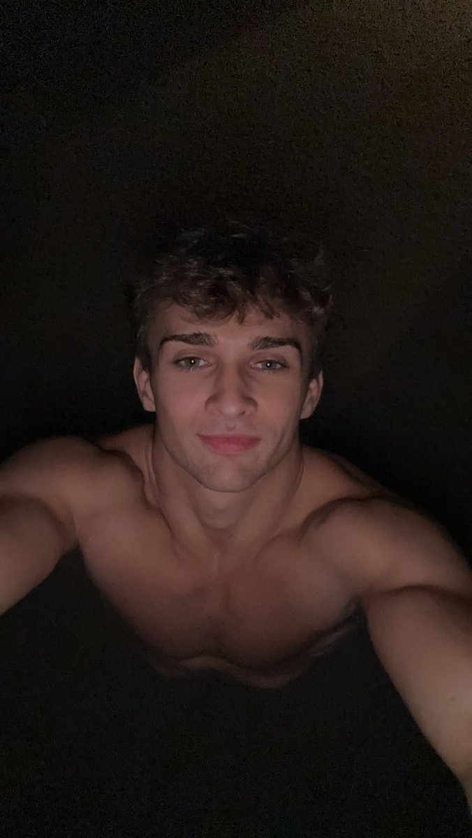 Leo_Lust1's tweet photo. Let’s do a poll 
Comment 🍆 for shirt on 
RT for shirt off https://t.co/Qmy6InJudP