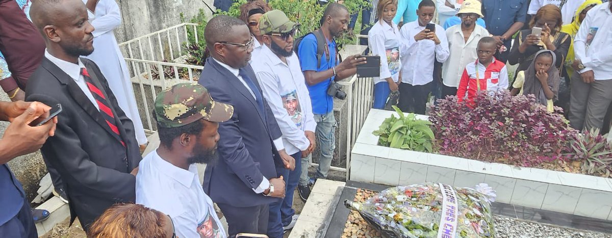 julienpalukucom's tweet photo. 10 ans après son lâche assassinat à BENI, nous nous sommes inclinés devant la tombe du vaillant combattant MAMADOU MOUSTAPHA NDALA arraché à notre affection le 02 janvier 2014. La Nation lui restera reconnaissante ainsi qu'à ses collègues en uniforme qui ont redonné espoir à tout un peuple après la cuisante défaite infligée au M23 par la victoire du 05 Nov 2013 à CHANZU. Que les aventures similaires qui naissent encore au Nord Kivu retiennent la leçon:Le peuple congolais se lèvera contre tout pillage de ses ressources et contre toute tentative honteuse de balkanisation de la #RDC . @Fatshi20 , @LukondeSama