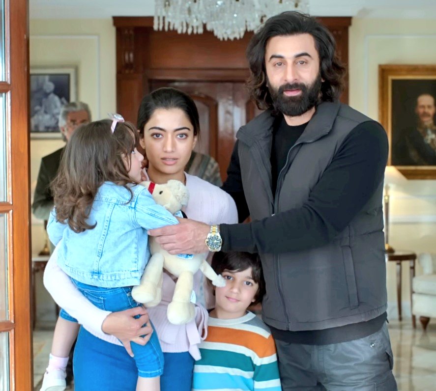 Ranvijay Singh's beautiful family 
The way Ranbir Kapoor is holding the girl 🥺
#AnimalTheMovie