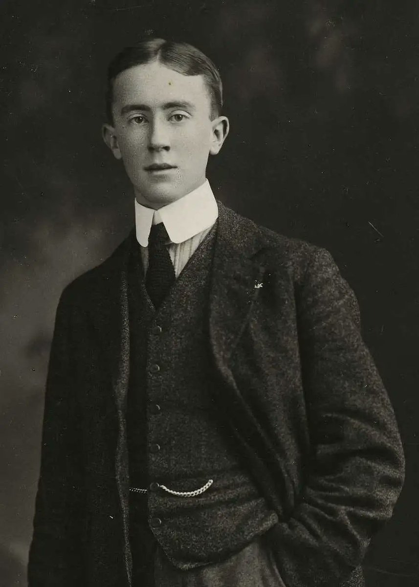 BlogTolkien's tweet photo. For those starting the year in less than festive mood, consider Tolkien's New Year diary entry as an 18-year-old:

"Depressed and as much in dark as ever,... God help me. Feel weak and weary."

A thread on #Tolkien's unpublished diary entries for #TolkienTrewsday #TolkienTuesday https://t.co/YZ8077Z0B9