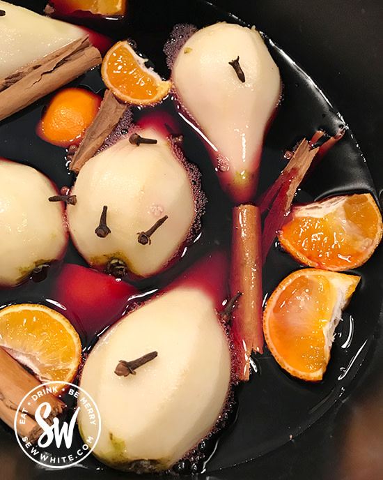 SewWhite's tweet image. Indulge in the flavours of the season with these delicious Mulled Wine Pears! 🍷🍐 

sewwhite.com/mulled-wine-po…

#poachedpears #mulledwine #pears #Christmasdessert
