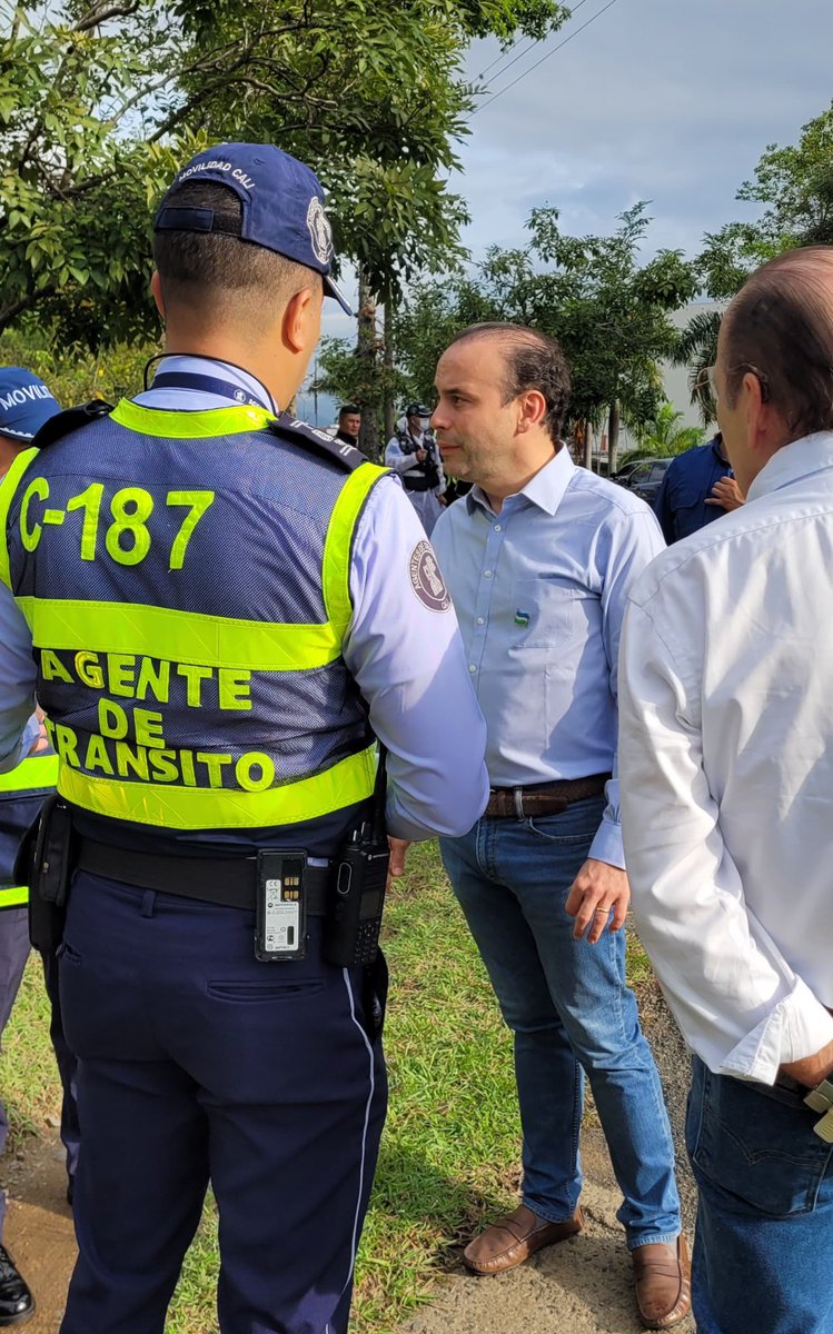 alejoeder's tweet photo. Iniciamos el día visitando los puestos de Control de Tránsito. Desde ya le vamos a poner orden a la movilidad de la ciudad. 

Quiero las vías principales despejadas, no más motos por los andenes y conductores que no respeten los semáforos. #CaliRevive https://t.co/8iiuESkjPu