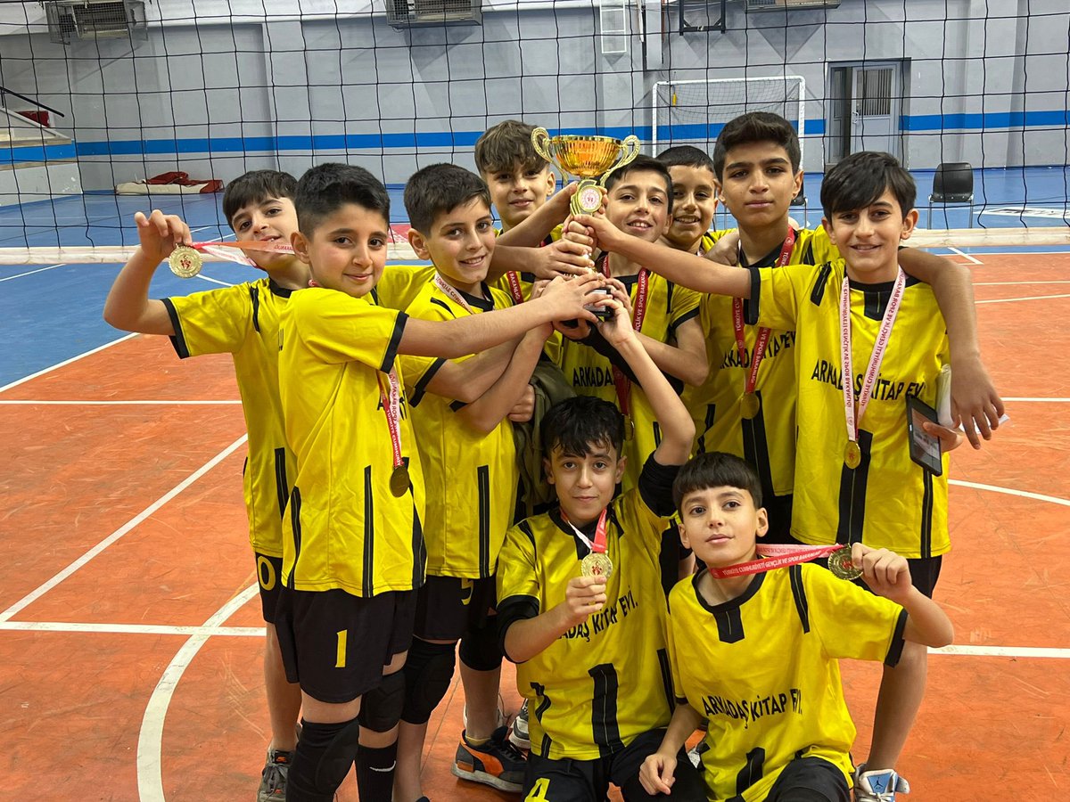 DicleSilopi's tweet photo. Şırnak il şampiyonu olan küçük erkekler voleybol takımımız tebrik eder emeği geçen Beden Eğitimi Öğretmenimiz Berkay BOLAT'A  teşekkür ederiz. @sirnakmem73 @SilopiMEM @izzetaydin01 @bilennmurat @VahapDag https://t.co/nX3lftl79U