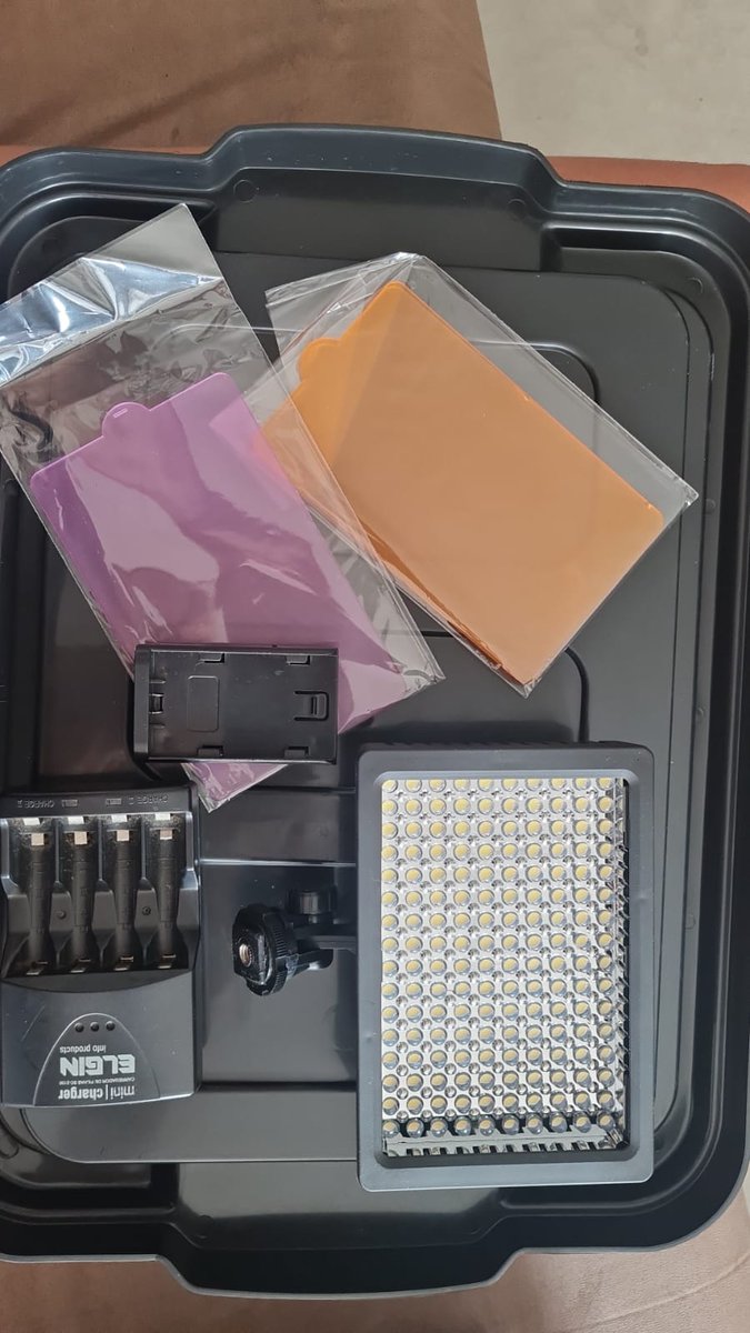 psigabicosta's tweet photo. Oii, to vendendo todo meu equipamento de gravação. Comprei em agosto de 2023.
- Câmera Canon SL3 com card 64 gb
- Kit lapela RODE GO + microfone de fio original RODE
- Tripé de câmera universal retrátil 
- 1 LED 160 Lumens - pilhas com carregador inclusas
O kit tá completinho 7k https://t.co/XmPJ5axoo5