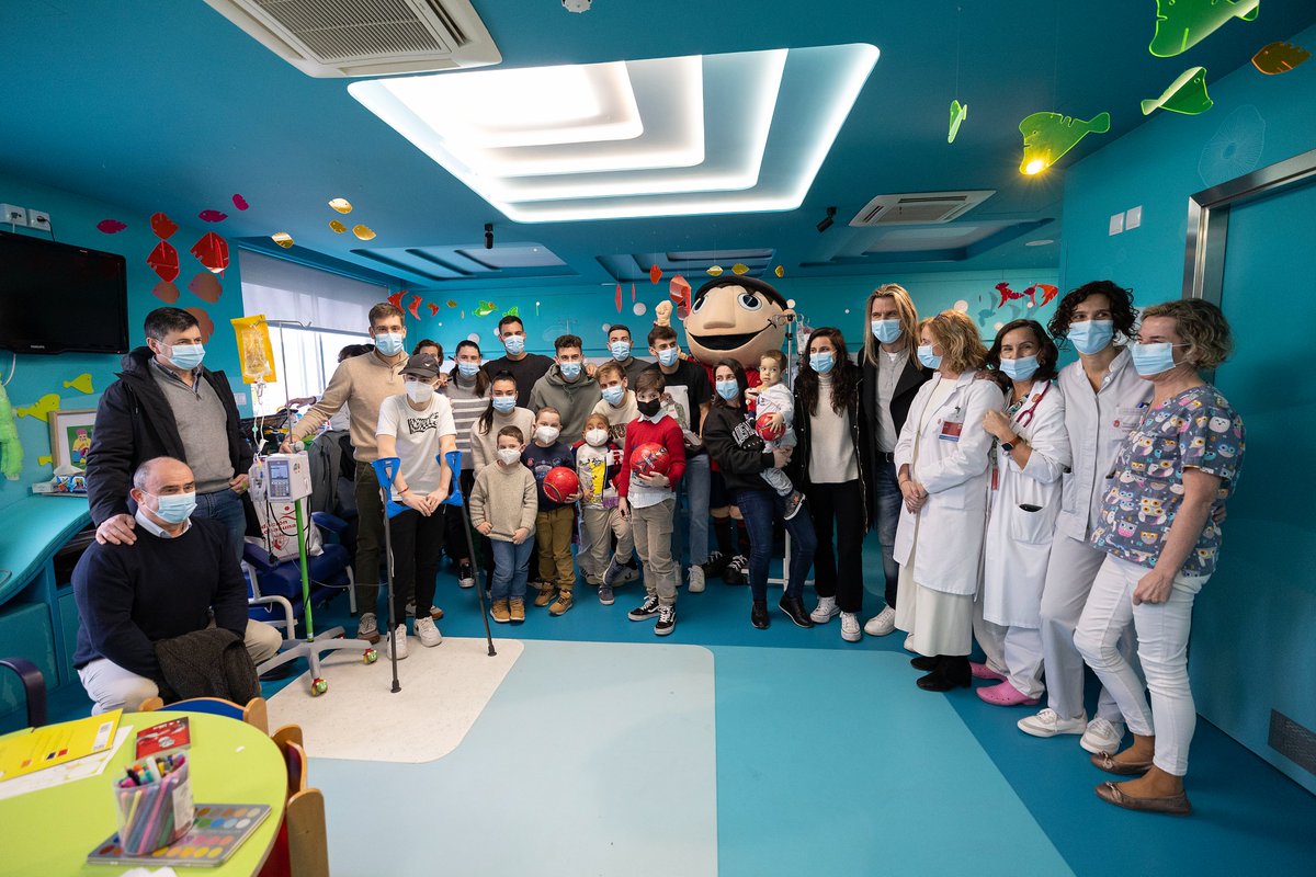 Osasuna's tweet photo. ❤️ Osasuna realiza la tradicional visita a los niños ingresados en centros hospitalarios.

@ClinicaNavarra 

▶️ https://t.co/21XvB0CBfW https://t.co/ZqIcwya2yW