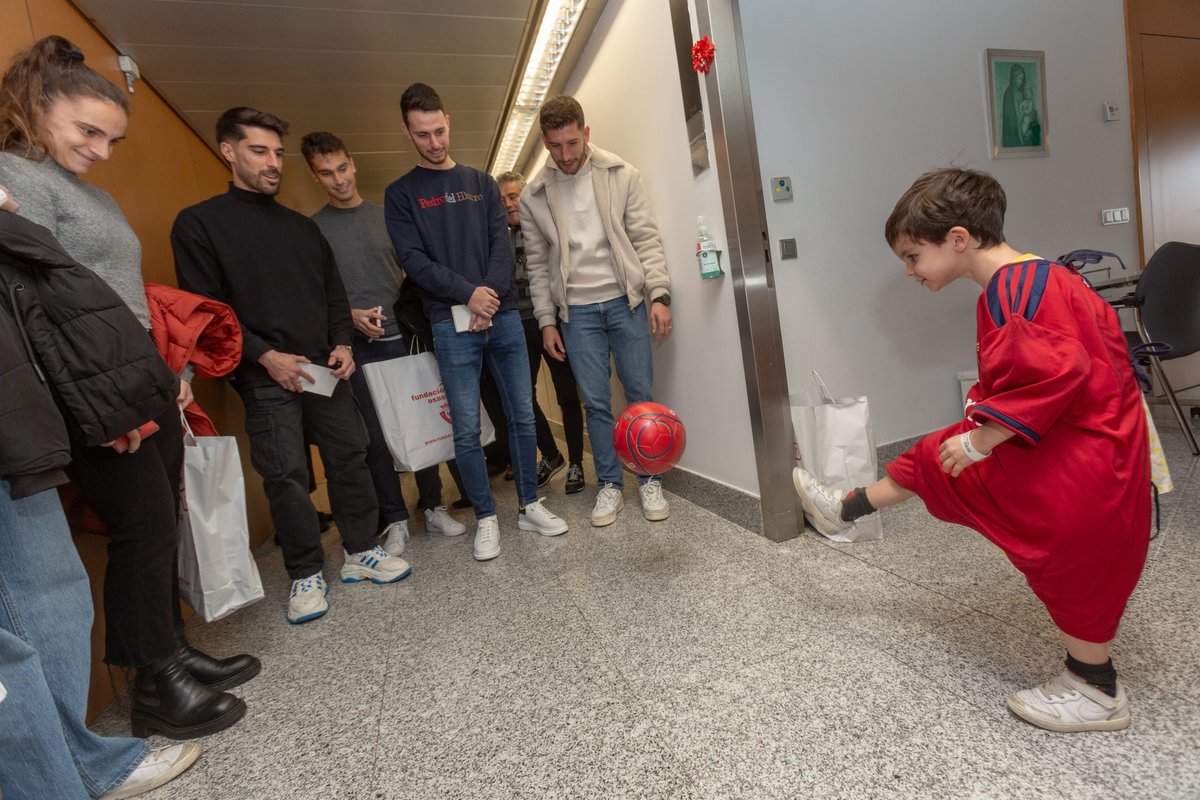 Osasuna's tweet photo. ❤️ Osasuna realiza la tradicional visita a los niños ingresados en centros hospitalarios.

@ClinicaNavarra 

▶️ https://t.co/21XvB0CBfW https://t.co/ZqIcwya2yW