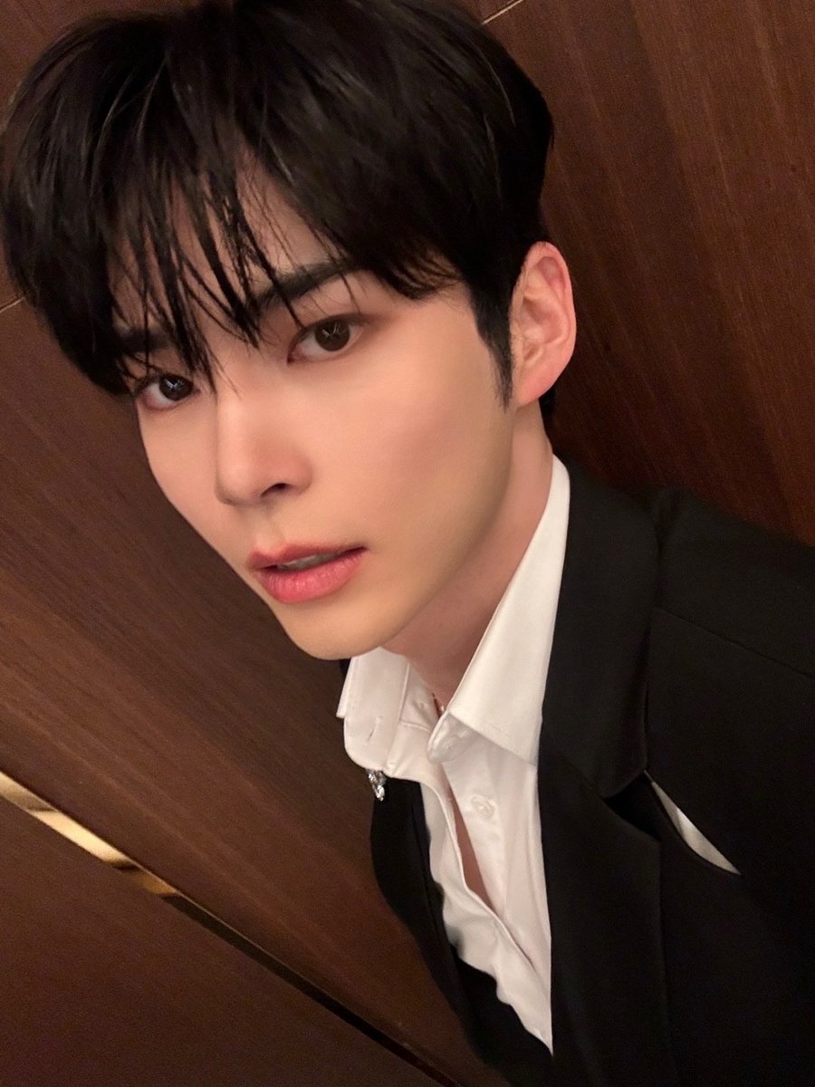 ssnghanbin's tweet photo. Wearing a fancy suit, I felt confident and stylish as I walked through the majestic hallway of the venue. Gayo Daejun Awards are known for their extravagant fashion, and I was excited to be a part of it while bringing you something new to perform and meeting new friends there. https://t.co/TDTWPsih2n