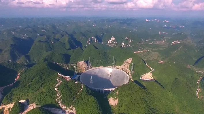 ChinaScience's tweet photo. Astronomers detected a scintillation arc in the spectrum of fast radio burst (FRB) for the #first time using China's Five-hundred-meter Aperture Spherical Radio Telescope (FAST), the world's #largest single-dish and most sensitive radio telescope. https://t.co/ML2iWkvtZy