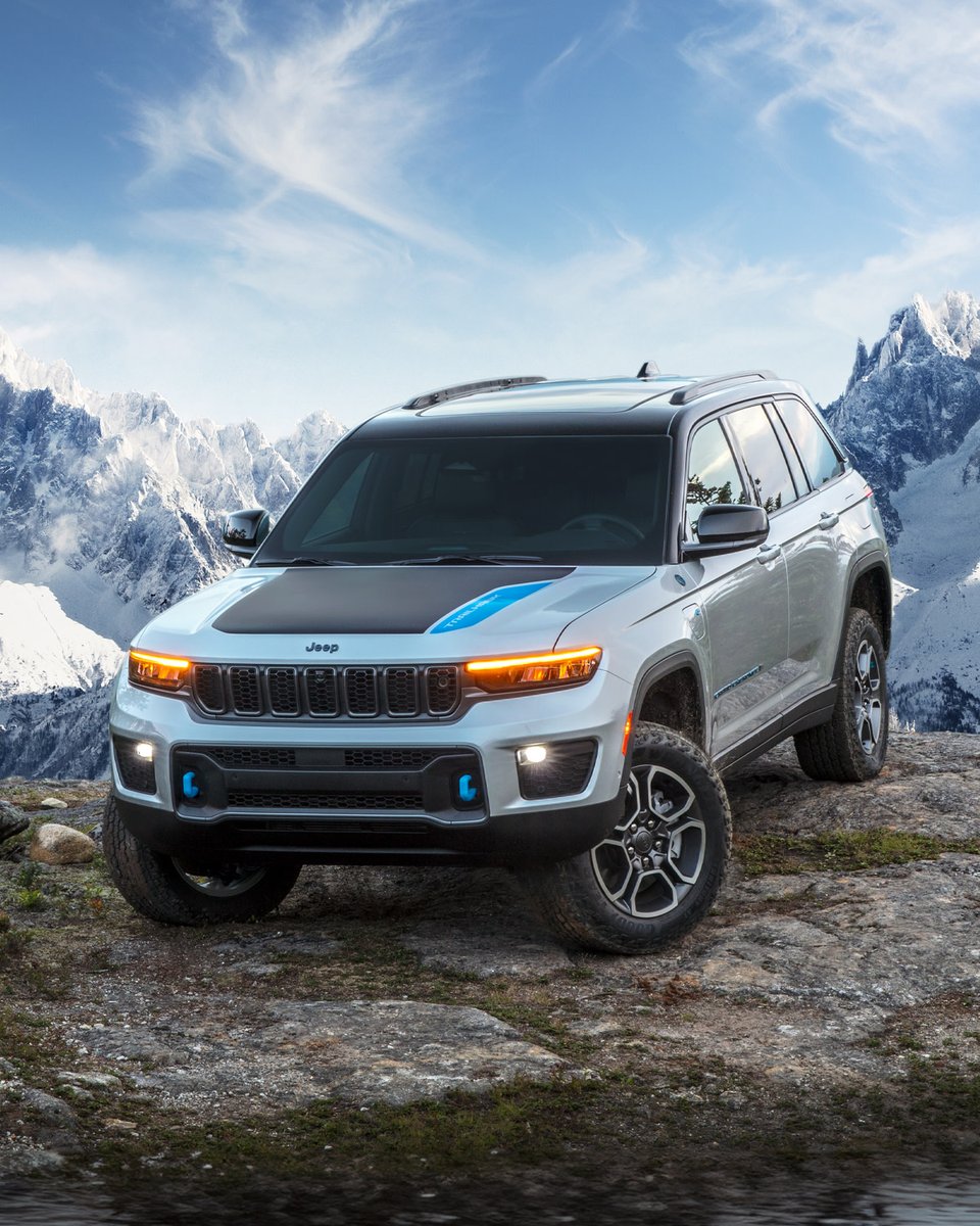 Jeep's tweet image. On top of the world. #4xe