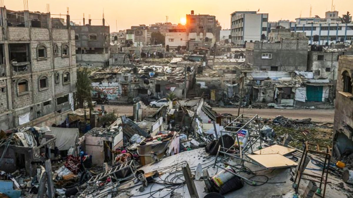 medyanews_'s tweet image. 💥 Gaza Health Ministry's latest announcement shows the Palestinian death toll reaching 21,978, plus 57,697 injured, 70% of which were women and children. The Ministry highlighted Israel's targeting of health centres and personnel. 

#IsraelHamasWar | #Gaza | #Bombardment

🔗