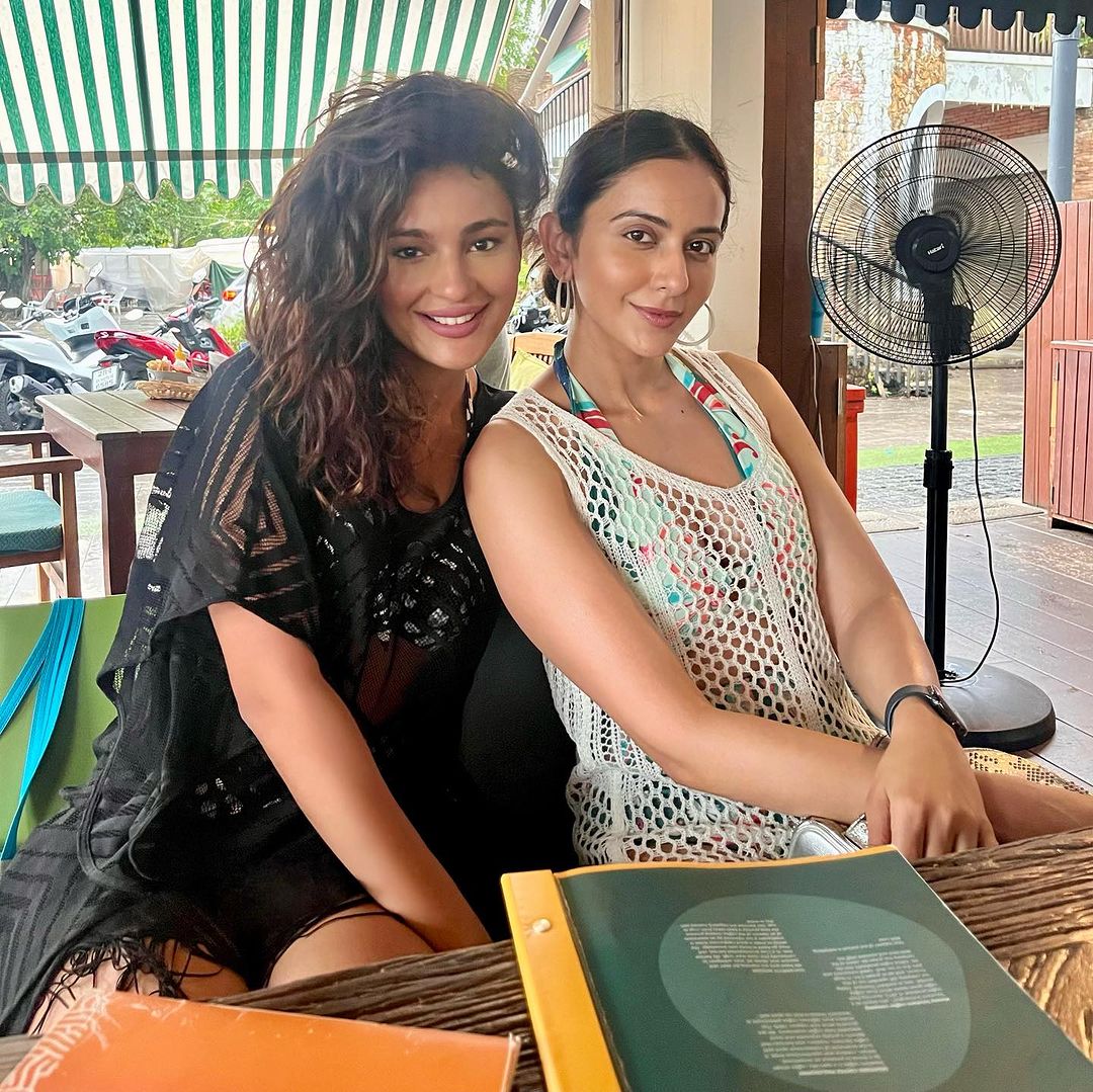 grace_entertain's tweet photo. @IamSeeratKapoor  Kapoor Rings In New Year With @Rakulpreet  @bhumipednekar @AmanPreet , @jackkybhagnani  @LakmiManchu In Style In @Samuithailand1  - Check Out Pictures Now.
@GraceSofas

#gracesofa

#Mumbai

#gracesofaandentertainment

#EntertainmentNews 
https://t.co/UFRib5ZLiB https://t.co/svhKcBv0KL
