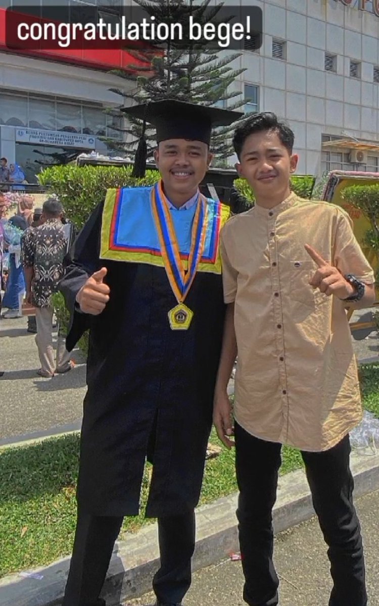 Excelputra444's tweet photo. Pergi memancing mencari ikan,
Mendung terlihat seluruh awan.
Lelah belajar kini tergantikan,
Selamat wisuda ya BG... https://t.co/ISSSceqERK