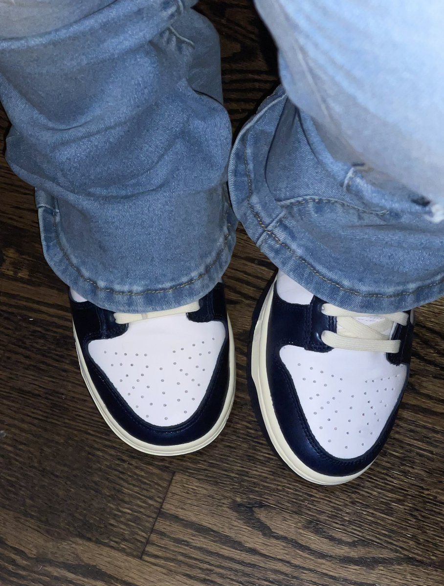 80vivian's tweet photo. Day 2 of 2024 💙 ::
With these one my feet!! What’s on your feet 👣??
#SNKRS #snkrtwitter #sneakerhead #GirlsLoveSneakersToo #SNKRSLiveHeatingUp #SneakerLOG2024 #NikeDunk #Nike #Jordan4Retro #OffNoir #NikeDunkLowPRM #VintageNavy https://t.co/3QRL7tLgpD