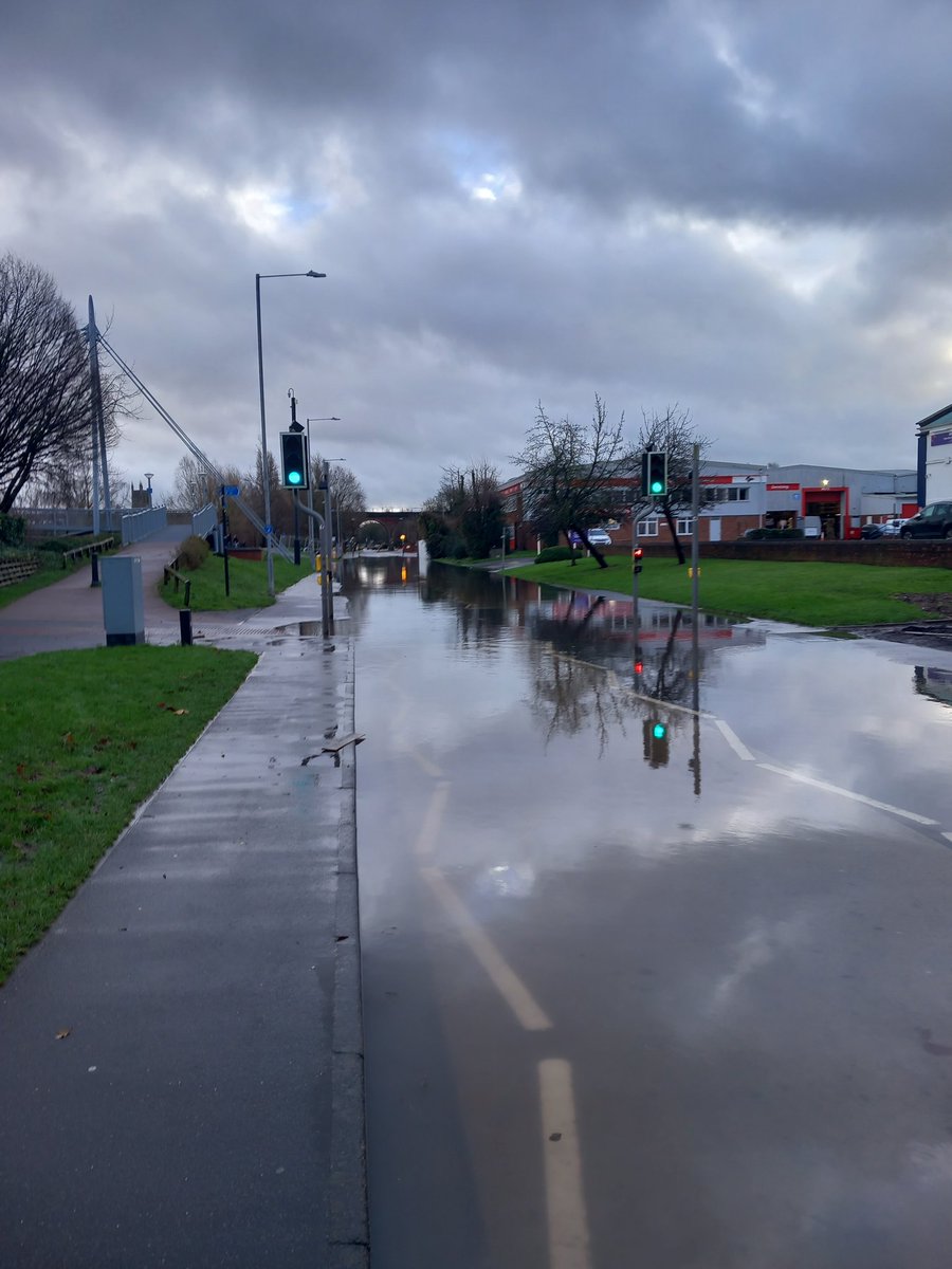 Hylton Road remains closed in Worcester due to surface water flooding The @EnvAgencyMids flood gate by @universityarena will be installed at 7pm tonight in case of further river flooding impacts