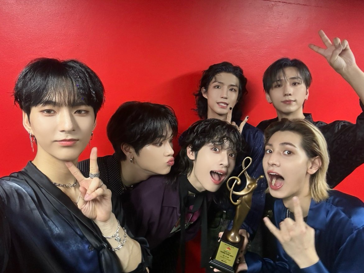 XH_official's tweet photo. [ #Xtra_Scenes ]

청룡처럼 힘차게 새해의 시작을 알린 오늘 무대🐲
그리고 서울가요대상 밴드상 수상🤩

빌런즈 여러분들이 주신 소중한 상🏆
24년 새해, 값진 선물로 시작하게 해주셔서 감사해요🖤

#XdinaryHeroes #엑스디너리히어로즈 
#WE_ARE_ALL_HEROES
#서울가요대상 #SeoulMusicAwards https://t.co/tOI1XcpNrM