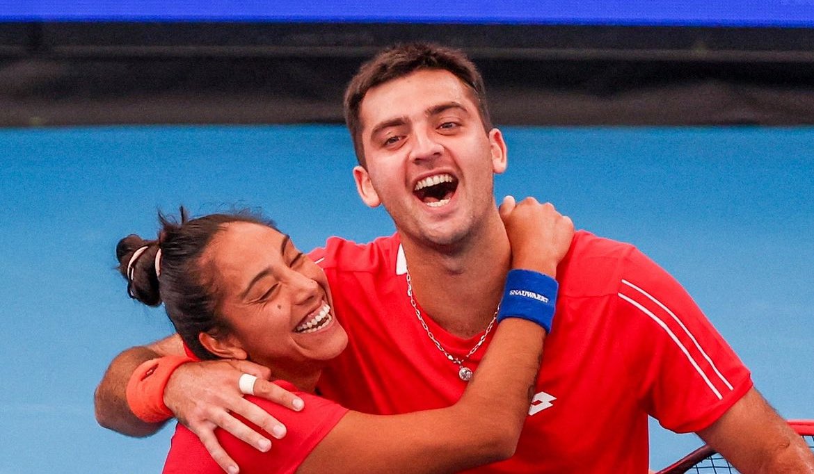 TeamChile_COCH's tweet photo. ¡EXTRAORDINARIOS! 🫶🏻😍❤️

Tomás Barrios y Daniela Seguel le dieron el triunfo a Chile 🇨🇱 sobre Grecia 🇬🇷 (2-1) en la United Cup 🇦🇺, luego de vencer por 6-7 (5), 6-3 y 10-6 a Maria Sakkari y Stefanos Tsitsipas, ambos top ten en singles, firmando una victoria épica.

Ahora, Chile debe esperar el resultado del duelo entre helenos y canadienses para saber si avanza de fase.

#VamosTeamChile 🇨🇱