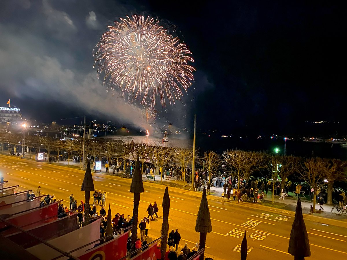 Luzerner_ch's tweet photo. Das Neujahrsfeuerwerk in Luzern 1.1.2024 
im #Video inklusiv Music 
https://t.co/MQJOfBxrEf
#Neujahrszauber
#fireworks #NewYear2024  #lucerne #lucerna #luzern @HermitageLuzern @ilovelucerne @HotelMonopolLU @SHLLuzern @Astoria_Luzern @LuzernerZeitung @kklluzern @luzernertheater https://t.co/rtpU4UjORz