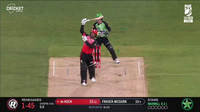 Maxi with an important wicket to remove de Kock.  📹 Credits: Twitter/BBL
