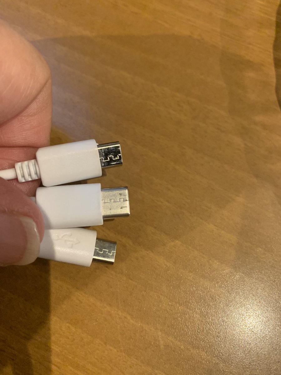 Suzunothubuyaki's tweet image. 急いで出るとちょいちょいこんな感じになる……
AndroidのケーブルではiPhone充電出来ないんだなぁ(´；ω；｀) 
 #iPhoneケーブル 
 #iPhoneケーブル忘れ
  #Androidケーブル 
 #Androidケーブルでは充電できない