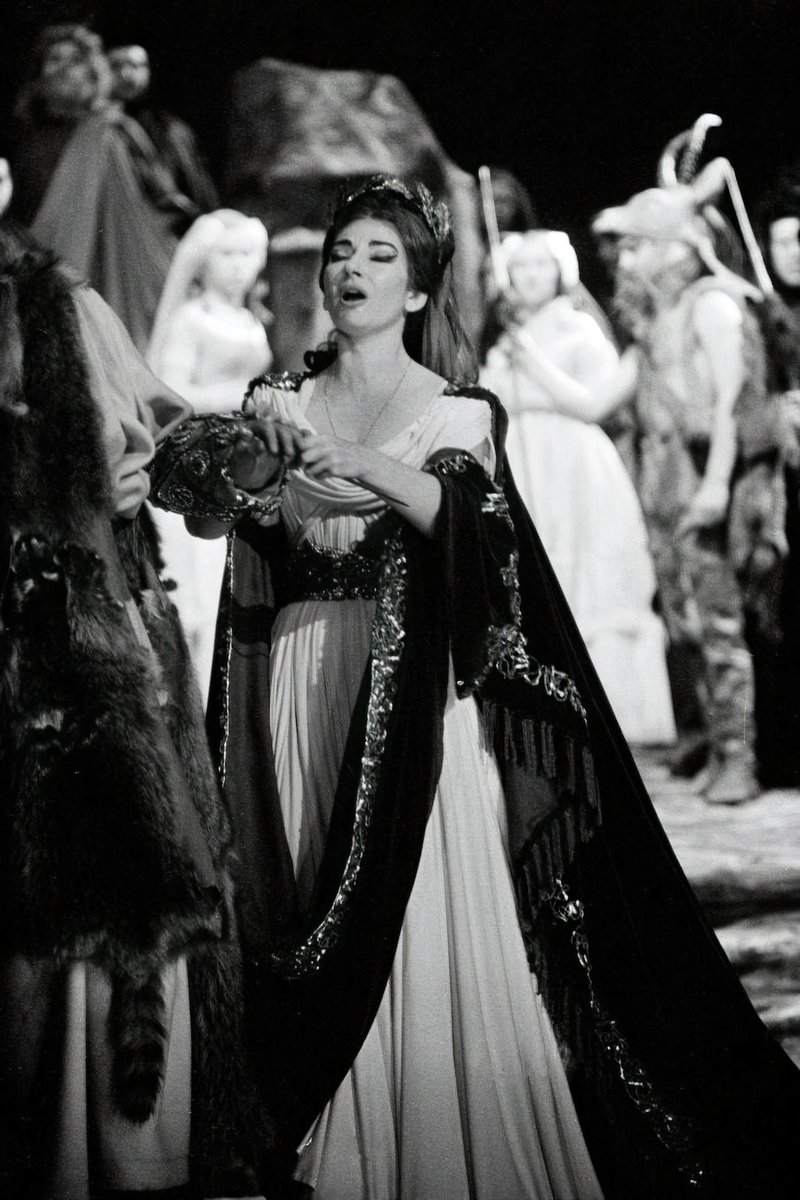 Σαν σήμερα….
Το 1958, Η Ελληνίδα σοπράνο, Μαρία Κάλλας, διακόπτει -ύστερα από την πρώτη πράξη- την επίσημη πρεμιέρα της όπερας «Norma» του Μπελίνι στη Ρώμη και αποχωρεί από την σκηνή, παρουσία του προέδρου της Ιταλίας και πολλών μελών του υπουργικού συμβουλίου, προκαλώντας…