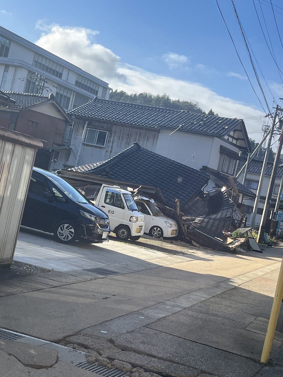 m_____23mo's tweet photo. 母の友人から送られてきた能登町宇出津の様子です

倒壊している家や地割れが多数見受けられます

宇出津の情報が中々無いので共有させて頂きます

 #令和6年石川能登地震  #能登町  #宇出津 https://t.co/jbKb7Pz6zK