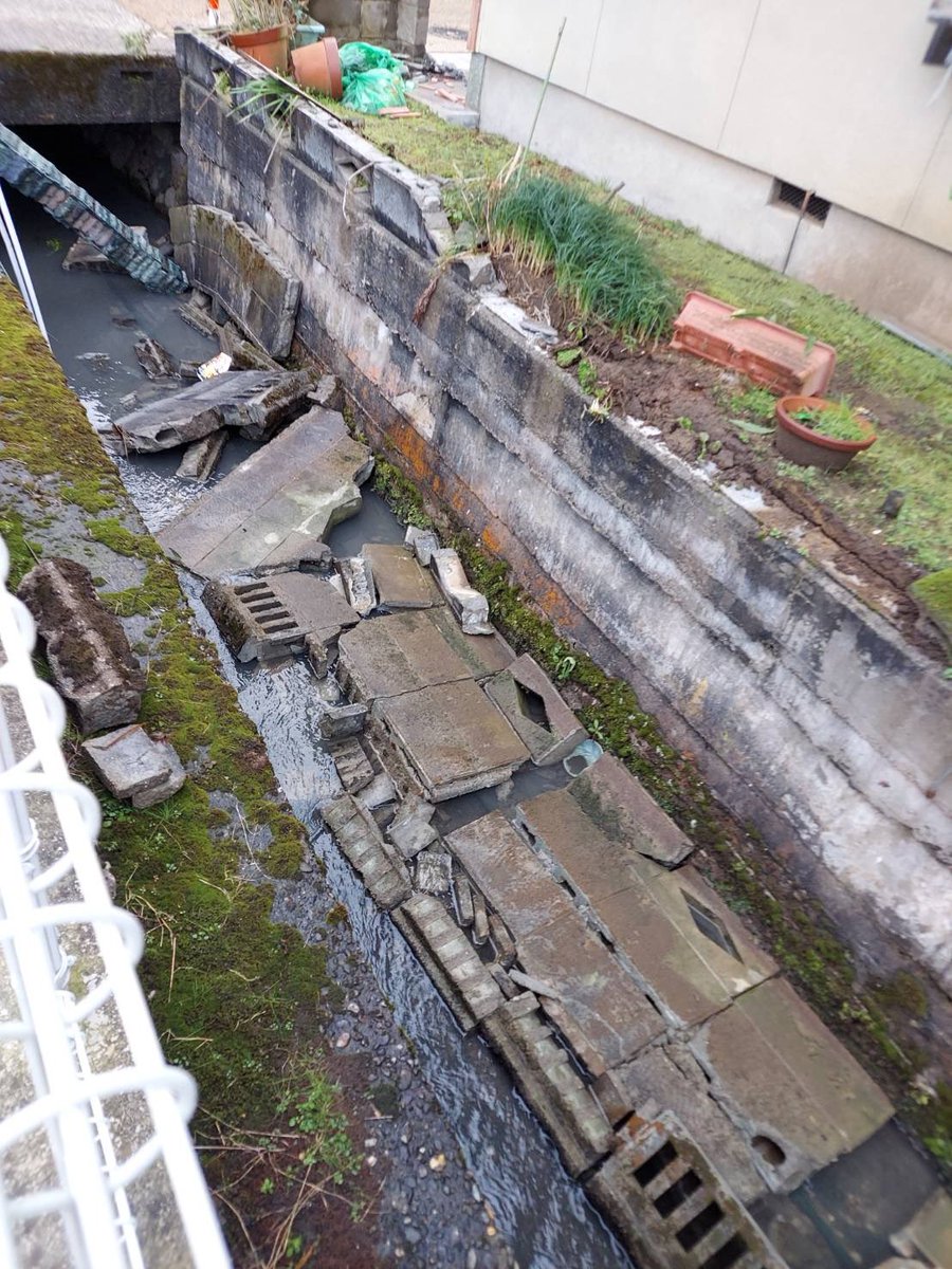 m_____23mo's tweet photo. 母の友人から送られてきた能登町宇出津の様子です

倒壊している家や地割れが多数見受けられます

宇出津の情報が中々無いので共有させて頂きます

 #令和6年石川能登地震  #能登町  #宇出津 https://t.co/jbKb7Pz6zK