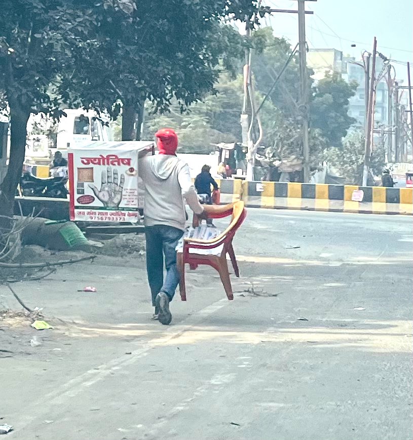 aloktveet's tweet photo. राह-ए-नज़र…..

दूसरों का 'भविष्य' बता कर अपना 'वर्तमान' सुधारने की कोशिश !!

#streetphotography @SrBachchan @DrKumarVishwas @TheLallantop @umashankarsingh https://t.co/BWpjMHkSpm