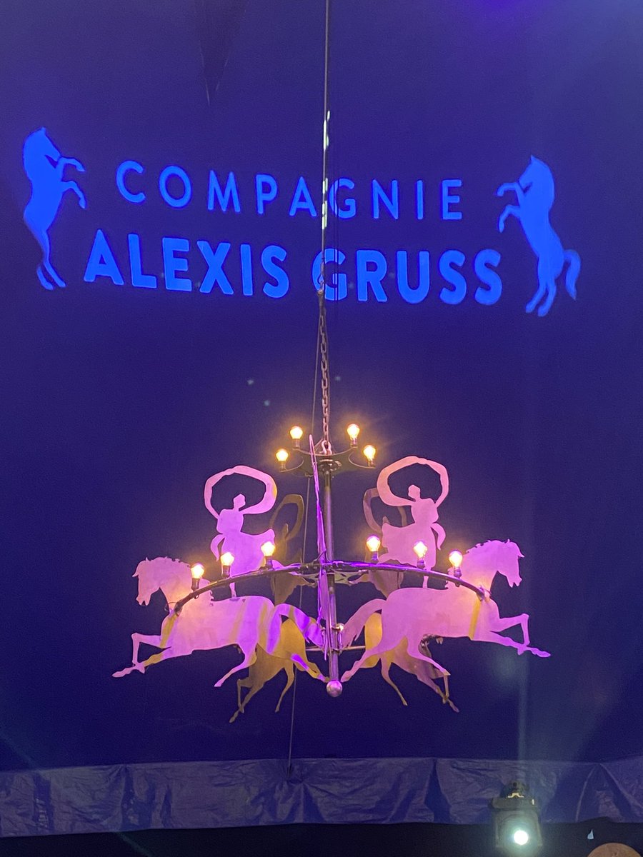 Compagnie Folies Gruss. Nouveau spectacle à ne manquer sous aucun prétexte. Chevaux magnifiques et artistes époustouflants. @AlexisGruss #portedepassyparis