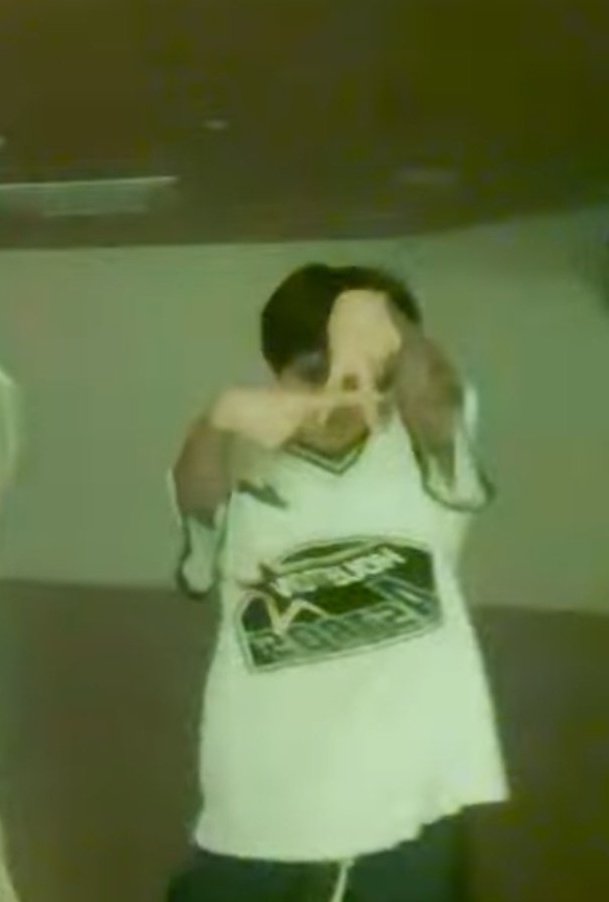 simjaebae's tweet photo. Han Jihoon From doing that trainee A hand sign to TWS hand sign. 😮‍💨💔 

(I'm in so much pain, I'm so sorry) https://t.co/fOrvT7MSk0