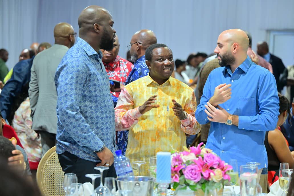 Mes vœux les meilleurs à vous les enfants du pays, @Anthonytshis <a href="/HonoreMvula1/">HonoreMvula</a> et <a href="/AbedAchour/">Abed Achour</a> , bonne fête 🥳 🥳 🥳 🥳.