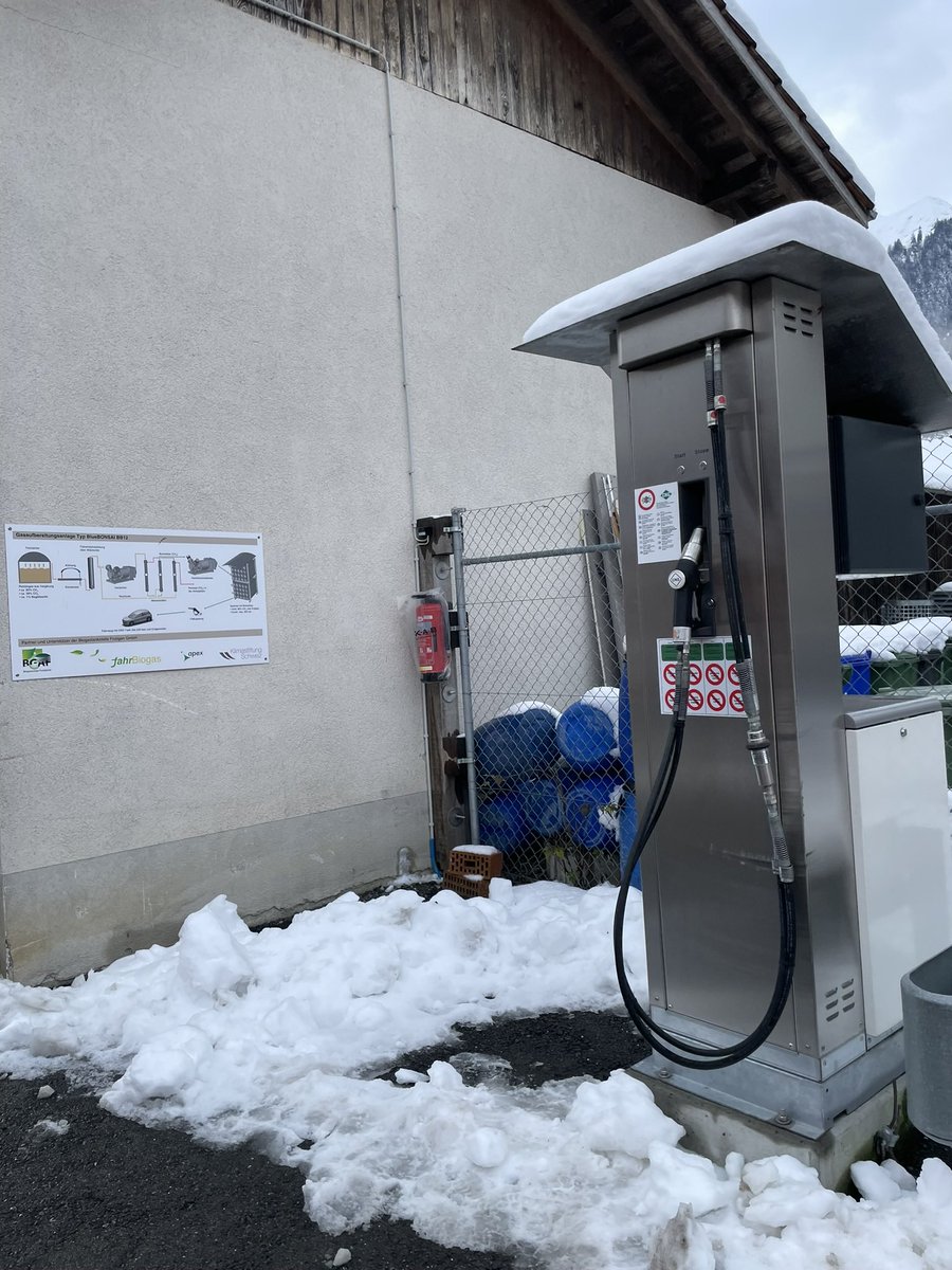 Mit ein paar winterlichen Eindrücken der Biogasanlage mit Biomethan-Tankstelle in Frutigen wünscht FahrBiogas frohe Festtage und ein gutes neues Jahr! 🥳