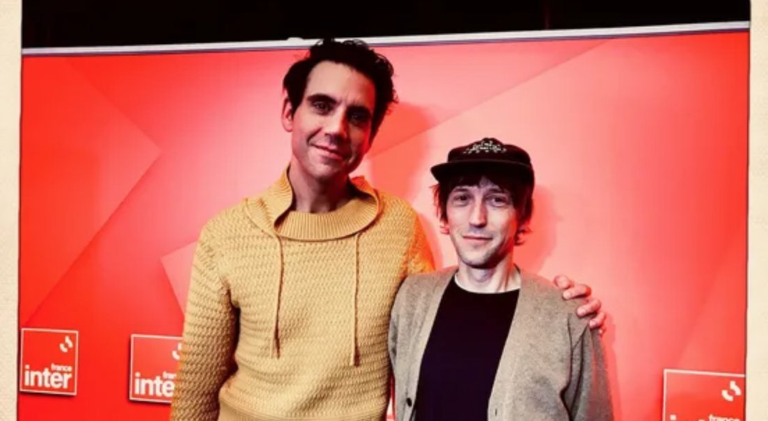 Blooming_Boy_'s tweet photo. COTÉ CLUB FRANCE INTER ⎜ INTERVIEW 🇫🇷 🇬🇧

Durant 1h, Mika parle de son amour pour le français, de sa mère et donne quelques informations inédites sur cette prochaine tournée tant attendue. 
For 1 hour, Mika talks about his love for the French language, his mother, and shares some exclusive information about the much-anticipated upcoming tour.

Il veut que cette année soit joyeuse. Il est en pleine création du show pour la prochaine tournée qui sera construite en deux parties. Le concert commencera sur une toute petite scène ronde comme un podium de cirque (1.5m) avec un micro serre-tête et les musiciens cachés derrière un rideau noir. Il ne veut pas donner d'autres informations sur la deuxième partie, mis à part que la scène changera et il récupèrera un micro dans sa main. 

Il pense être un mauvais danseur. Il danse avec beaucoup d'émotions en pensant qu'il est le chanteur de INNX (il a un crush sur lui depuis toujours). 
Il a aussi une fixette sur Harry Nilsson. Énormément de ses chansons sont inspirées par cet artiste. 

CLV: Il ne voulait pas que ce soit une chanson commerciale mais une chanson plus poétique. Il a mis 2 ans et demi avant de pouvoir faire le deuil de sa mère. La chanson préférée de sa mère était "Heroes", il ne la chante quasiment pas car il associe cette chanson à elle. Il espère pourvoir réaliser le dernier souhait de sa mère: De continuer à fleurir sa tête pour toujours. 

Il parle très bien français mais à du mal à le lire. Il trouve qu'il plus facile de dire d'écrire des chansons en français plutôt qu'en anglais. Il n'aurait jamais osé de parler de son couple en anglais. 
Il apprend le grec uniquement pour comprendre de quoi parle son compagnon quand il discute avec d'autres personnes. C'est de la pure jalousie et il se définit comme un con jaloux. 

He wants this year to be joyful. He is in the midst of creating the show for the upcoming tour, which will be structured in two parts. The concert will start on a very small round stage (4921,26 ft), like a circus podium, with a headset microphone and the musicians hidden behind a black curtain. He doesn't want to reveal any other information about the second part, except that the stage will change, and he will switch to holding a microphone in his hand.

He considers himself a bad dancer. He dances with a lot of emotions, imagining himself as the lead singer of INNX (whom he has had a crush on forever). He also loves Harry Nilsson. Many of his songs are inspired by this artist. 

CLV:  He didn't want it to be a commercial song but a more poetic one. It took him two and a half years to mourn his mother. He rarely sings "Heroes" because he associates it with his mother, who loved that music.. He hopes to fulfill his mother's last wish: "May his head always bloom." 

He speaks French very well but finds it challenging to read. He believes it's easier to write songs in French than in English. He would have never dared to speak about his relationship in English. He is learning Greek solely to understand what his partner is talking about when conversing with others. It's pure jealousy, and he describes himself as a jealous fool.