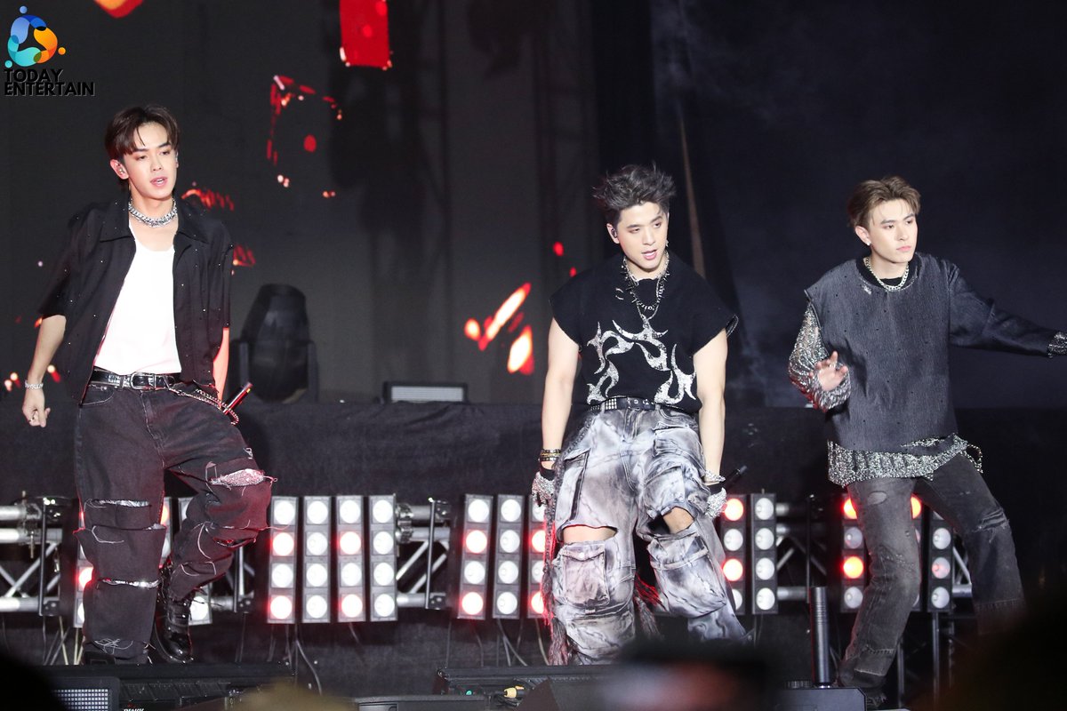 todayentth's tweet photo. " 3 หนุ่ม TRINITY " ร่วมฉลองเคานต์ดาวน์ยิ่งใหญ่ ต้อนรับปีใหม่ 2024 ที่เซ็นทรัลเวิลด์ Times Square of Asia หนึ่งเดียวของไทย ใจกลางเมือง

#TRINITY_TNT
#CountdownWithTRINITY
#CTWBKKCountdown2024 https://t.co/VfjJrVLOc3