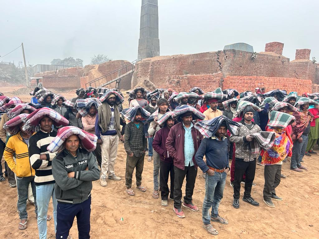 apjgrowthforall's tweet photo. There is no better gift than providing warm clothing to the needy during winter season
Those who r happiest r those who do the most for others
We are thankful to #SmilesForAll, @KaushalyaFound & Vipul Kedia ji for sponsoring 300 blankets for the people in need
#Gurgaon
#Sohan https://t.co/YIWvQRCYva