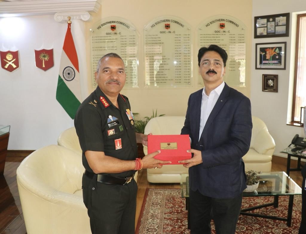 Mr Ravi Kumar Chitnis, VC, Maharashtra Institute of Technology- World Peace University (MIT-WPU), #Pune called upon Lt Gen AK Singh, #ArmyCdr & discussed the 13th Bharatiya Chhatra Sansad, harnessing youth for #NationBuilding

@MitWpu
@MITWPUOfficial