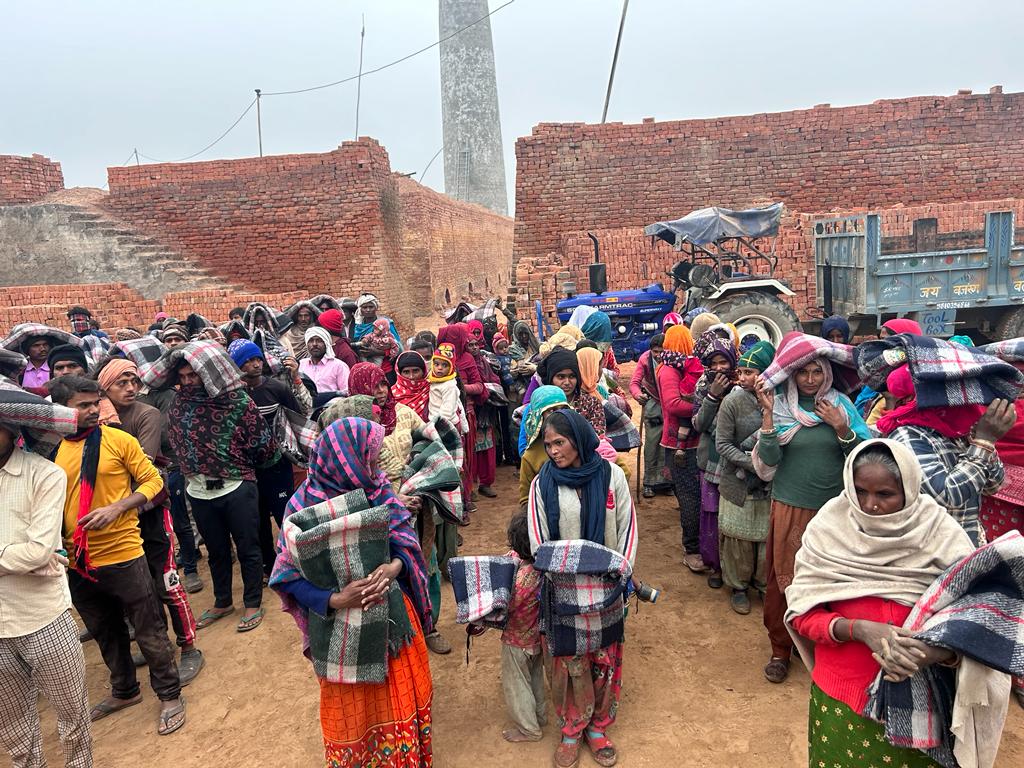 apjgrowthforall's tweet photo. There is no better gift than providing warm clothing to the needy during winter season
Those who r happiest r those who do the most for others
We are thankful to #SmilesForAll, @KaushalyaFound & Vipul Kedia ji for sponsoring 300 blankets for the people in need
#Gurgaon
#Sohan https://t.co/YIWvQRCYva
