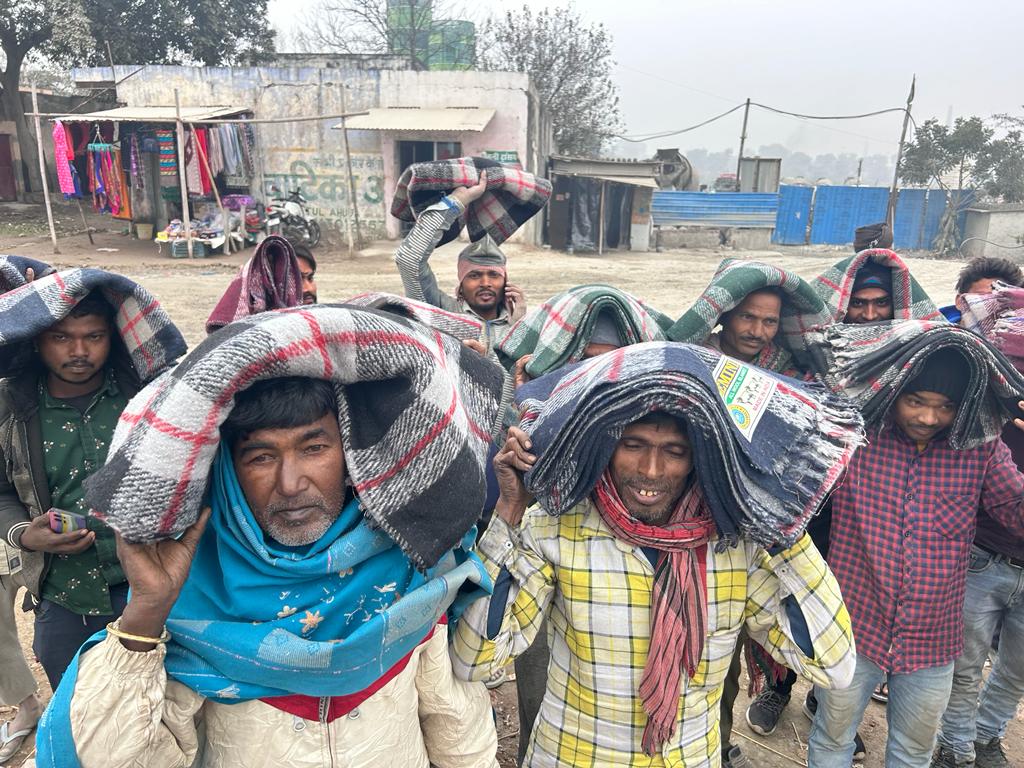 apjgrowthforall's tweet photo. There is no better gift than providing warm clothing to the needy during winter season
Those who r happiest r those who do the most for others
We are thankful to #SmilesForAll, @KaushalyaFound & Vipul Kedia ji for sponsoring 300 blankets for the people in need
#Gurgaon
#Sohan https://t.co/YIWvQRCYva
