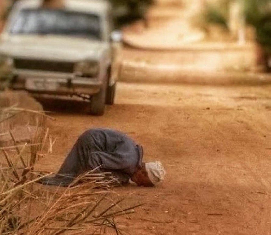 jamaliaat's tweet photo. "كلنا نعرج إلى الله ..
لا أحد فينا يمشي مستقيمًا دائمًا.. نسعى بنصف صلاة، والقليل من الذكر، ثم نجتاز حدود الله ونعصيه بكل عافية، ثم نعود لنعرج في طريقه المستقيم لنستغفره..
فلا تملَّ ولا يتملّك الشيطان منك، ولتستمرّ ولو حبواً، فإن الله لا يرد قادمًا إليه وإن لم يصل" (م)

#جماليات https://t.co/CaTlchh20F