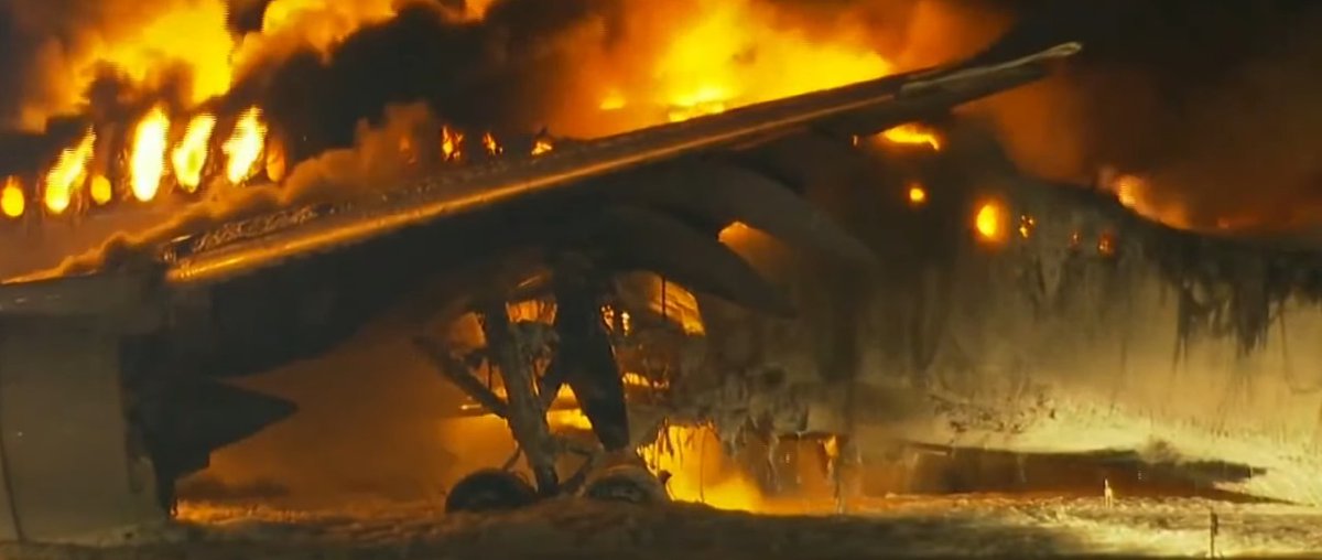 GerryS's tweet photo. Pesawat A350 Japan Airlines terbakar saat mendarat di bandara Tokyo Haneda setelah menabrak pesawat lain yang berada di runway. Menurut kabar, semua crew dan penumpang berhasil di evakuasi. Belum ada info mengenai pesawat yang ditabrak dan korban luka/jiwa di pesawat tsb. https://t.co/mulO65Gbgy