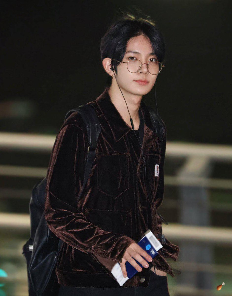 ihs_heeseung's tweet photo. specs, backpack and wired earphones combo in heeseung im so weak :’) https://t.co/nta8optfCd