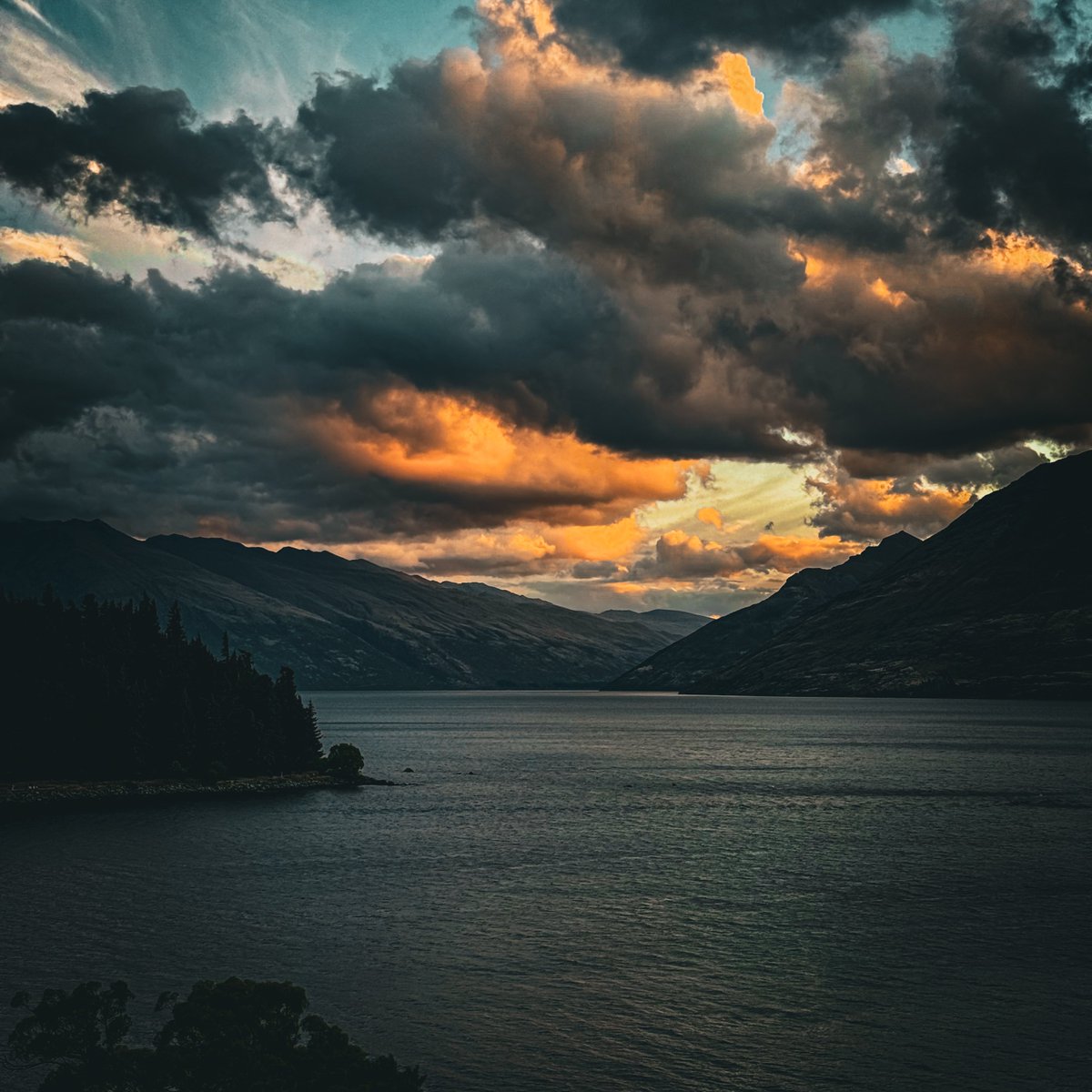 Cold but peaceful views and the last sunset for 2023 over Lake Wakatipu in Queenstown, NZ

#sunset #lakewakatipu #queenstown #ig_newzealand #purenewzealand #newzealand #destinationnz #hike #hiking #hikingadventures #hikinglife #tramping #bushwalk #bushwalking #mountains