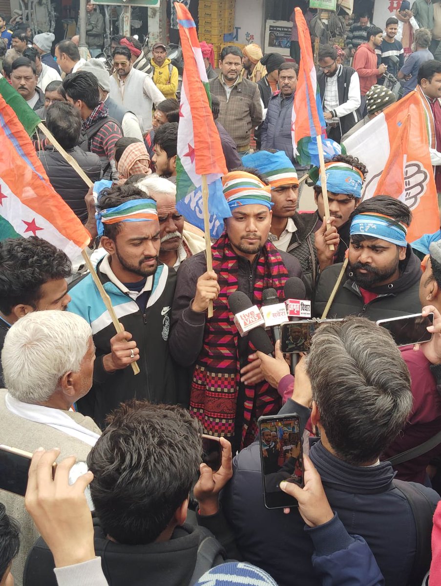 NSUI_BHU's tweet photo. NSUI BHU के कार्यकर्ताओं ने भाजपा सरकार द्वारा IIT BHU में छात्रा से गैंगरेप की कोशिश करने वाले आरोपियों को संरक्षण देने के मुद्दे पर बनारस में PMO घेराव में भाग लिया और अपना विरोध दर्ज कराया।
आरोपियों की शिनाख्त होने के बाद भी भाजपा के बड़े नेताओं ने आरोपियों को संरक्षण दिया। https://t.co/8OZAHvq5TW