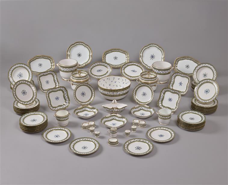 Le service 'à perles et barbeaux', commandé en 1781 par la Reine Marie-Antoinette pour le Petit Trianon fut livré le 2 janvier 1782, lors de l'exposition de porcelaines de @sevresceramique au @CVersailles. (📷L' ensemble des soixante-quinze pièces acquis par dation en 2023.)