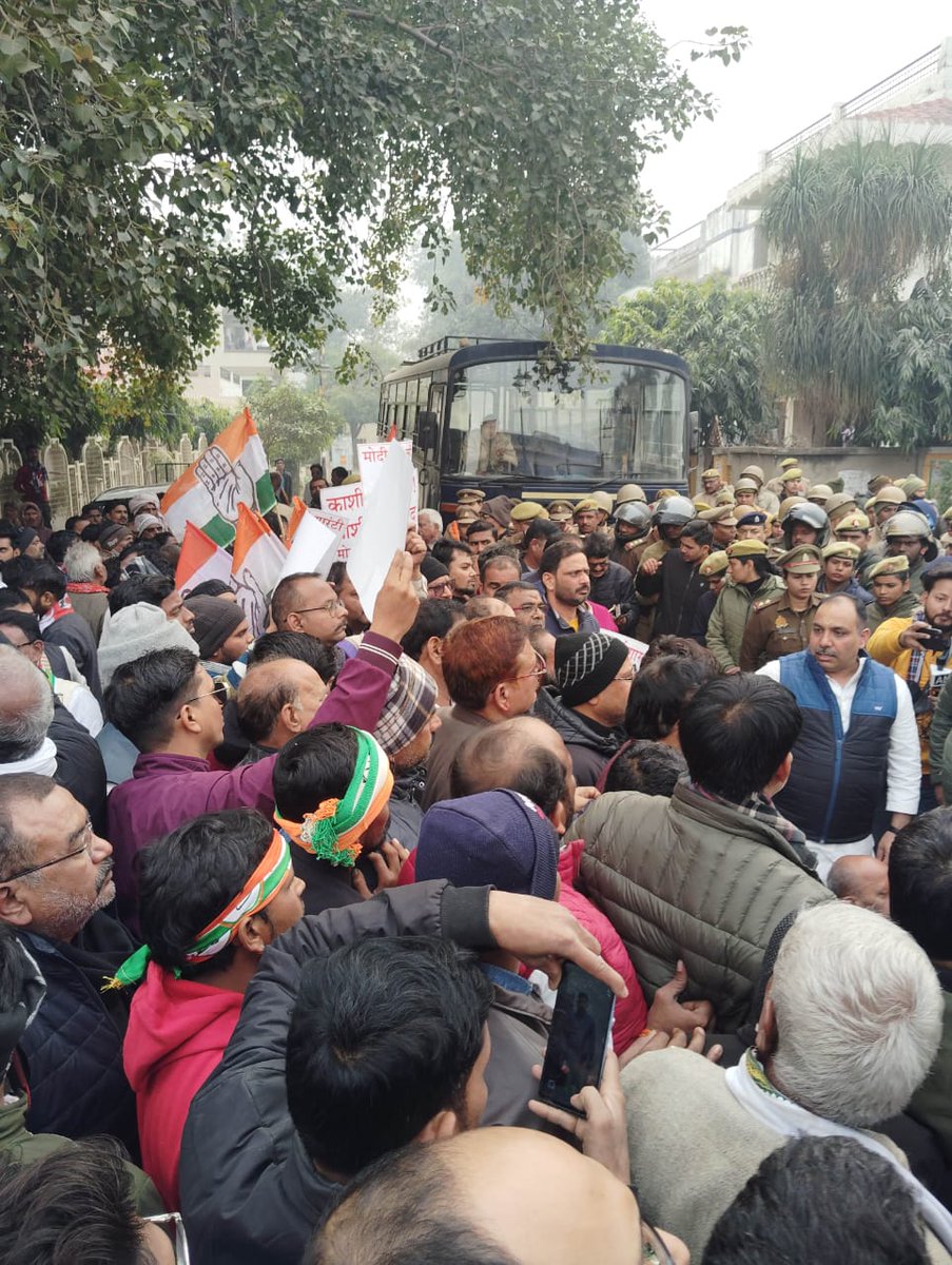 NSUI_BHU's tweet photo. NSUI BHU के कार्यकर्ताओं ने भाजपा सरकार द्वारा IIT BHU में छात्रा से गैंगरेप की कोशिश करने वाले आरोपियों को संरक्षण देने के मुद्दे पर बनारस में PMO घेराव में भाग लिया और अपना विरोध दर्ज कराया।
आरोपियों की शिनाख्त होने के बाद भी भाजपा के बड़े नेताओं ने आरोपियों को संरक्षण दिया। https://t.co/8OZAHvq5TW