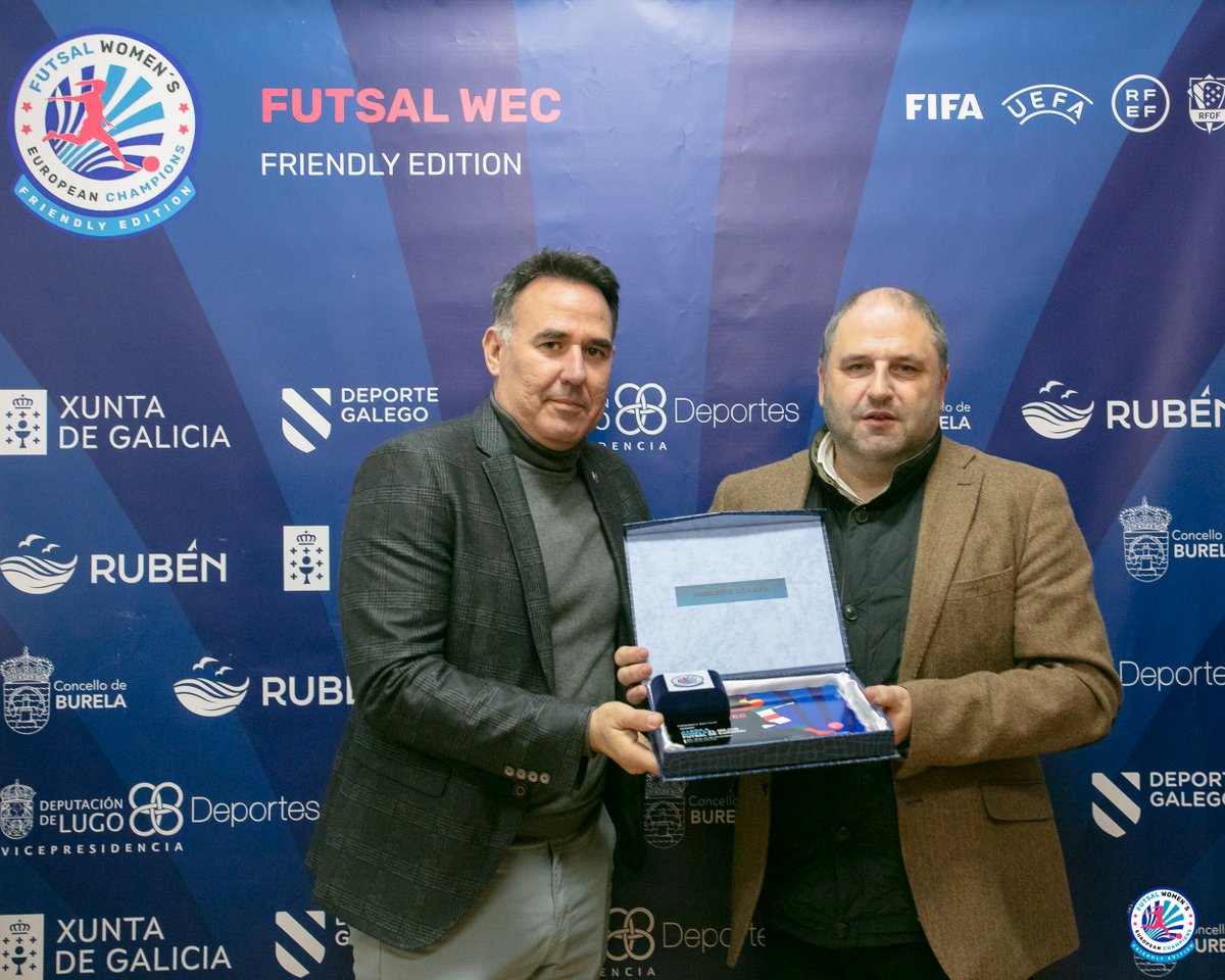FutsalWEC 2023 (@futsalwec) on Twitter photo 🔵Álvaro Cid Bragado, presidente CTAFS, recibe un obsequio como agradecimiento por su apoyo a la #FutsalWEC2023.
Lo recibe de manos de Manuel Blanco Fanego, presidente del club anfitrión, el <a href="/burelafs/">CD Burela FS</a>. 🔵Álvaro Cid Bragado, presidente CTAFS, recibe un obsequio como agradecimiento por su apoyo a la #FutsalWEC2023.
Lo recibe de manos de Manuel Blanco Fanego, presidente del club anfitrión, el <a href="/burelafs/">CD Burela FS</a>.
