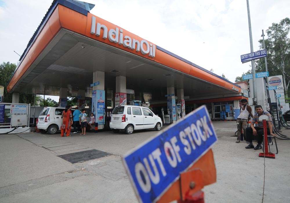 Traffic management collapsed in Jammu as dry petrol pumps floats havoc across the Jammu city.

#traffic #oiltankers #Jammu #greaterjammu