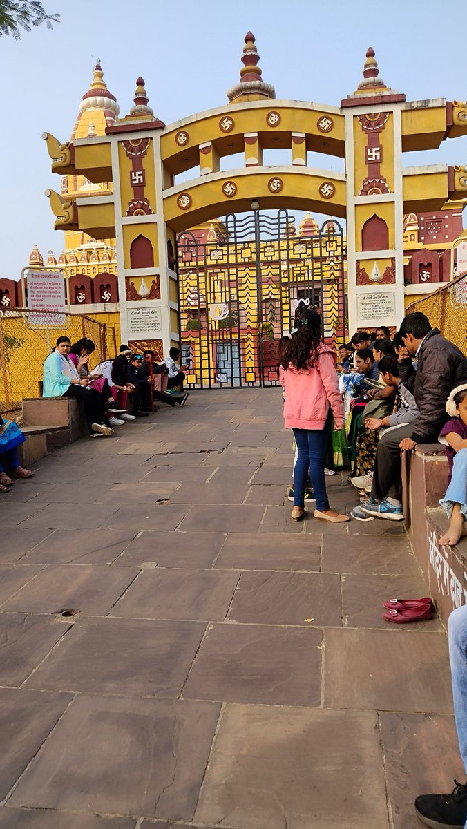 Kratikasinghal7's tweet photo. People are waiting outside of the birla temple Bhopal and the gate opening time is 3.30pm in the winter..why guard is not opening the gate .
Kindly provide the right information on the board.

@CollectorBhopal @CMMadhyaPradesh @CP_Bhopal @probhopal @MPTourism https://t.co/0TJw2KaU4X